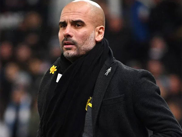 Lý do HLV Guardiola bị phạt nặng vì đeo vật lạ màu vàng trên áo
