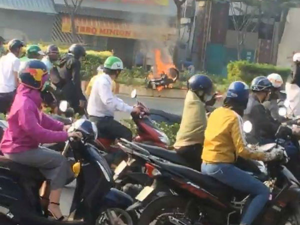 Nam thanh niên thoát khỏi xe máy bốc cháy dữ dội trên đại lộ Phạm Văn Đồng