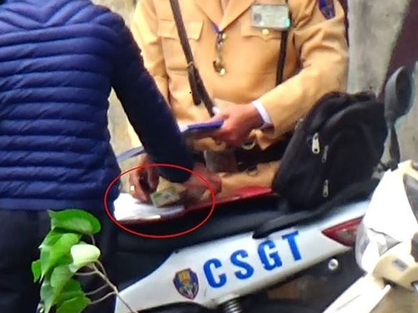 Video: CSGT Hà Nội 'làm luật' như ảo thuật ra sao?