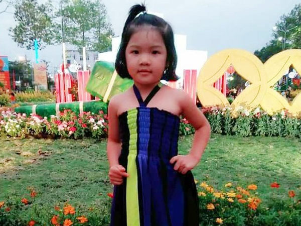 Bé gái 4 tuổi nghi bị người quen bắt cóc, bố mẹ trẻ ngược xuôi tìm con trong vô vọng