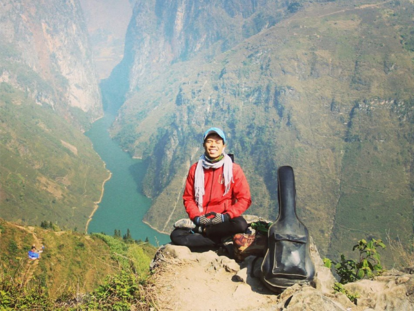 Chàng trai Phú Yên đi bộ xuyên Việt trong 113 ngày đêm chỉ với 100k và 1 cây đàn guitar