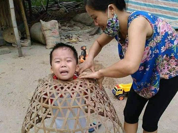 Chỉ 1 phút chui nhầm đầu vào lồng nhốt gà, bé trai khóc nức nở vì không thể thoát ra