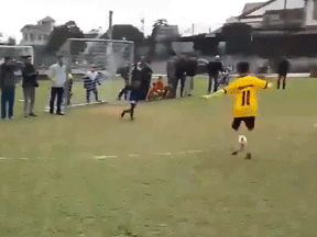 Clip cậu bé Hà Tĩnh đi bóng vi diệu như Messi gây sốt mạng xã hội