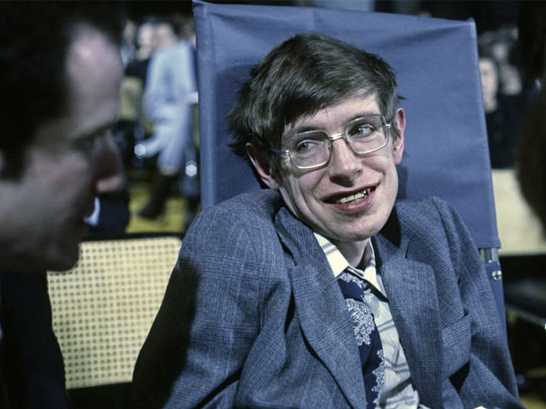 Hawking: Từ bệnh nhân xơ cứng teo cơ tới thiên tài vật lý