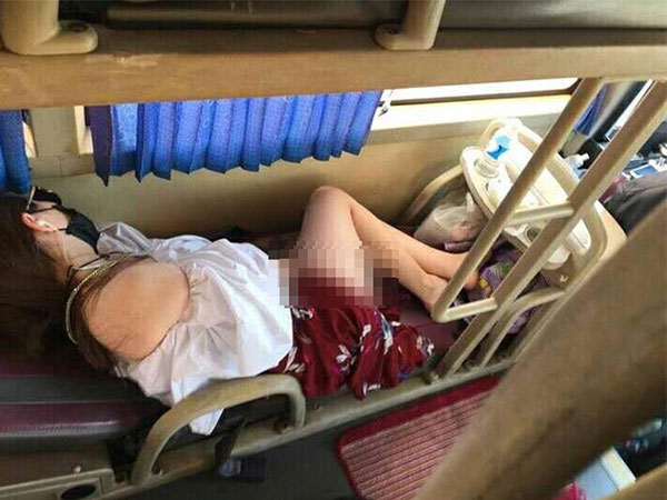 Hớ hênh trên xe khách giường nằm, cô gái khiến bạn đồng hành ngượng ngùng