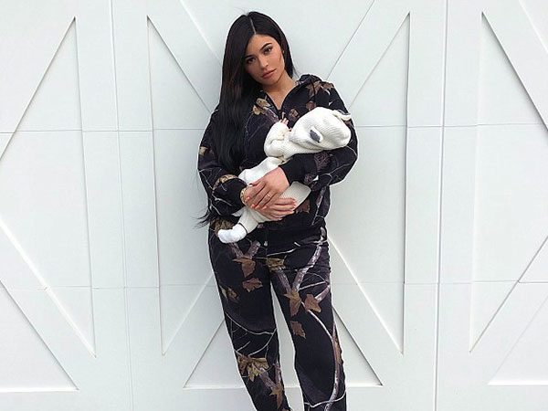 Kylie Jenner có con với bạn trai cũ gốc Việt nhưng lại bắt người yêu hiện tại 'đổ vỏ'?