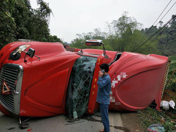 Lào Cai: Xe đầu kéo lật ngang đè lên xe máy, thai phụ may mắn thoát chết trong gang tấc