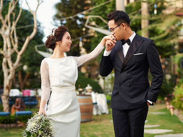 MC 'Chúng tôi là chiến sĩ' khoe loạt ảnh cưới lãng mạn