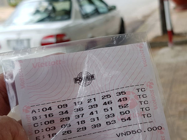 Mua vé số bán dạo trúng giải 70 tỷ đồng
