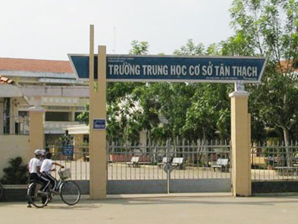 Nam sinh lớp 8 bóp cổ cô giáo tiếp tục gây rối
