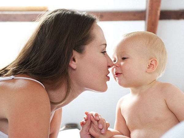 Nghiên cứu mới: Người lớn hôn trẻ nhỏ truyền nhiều bệnh nguy hiểm