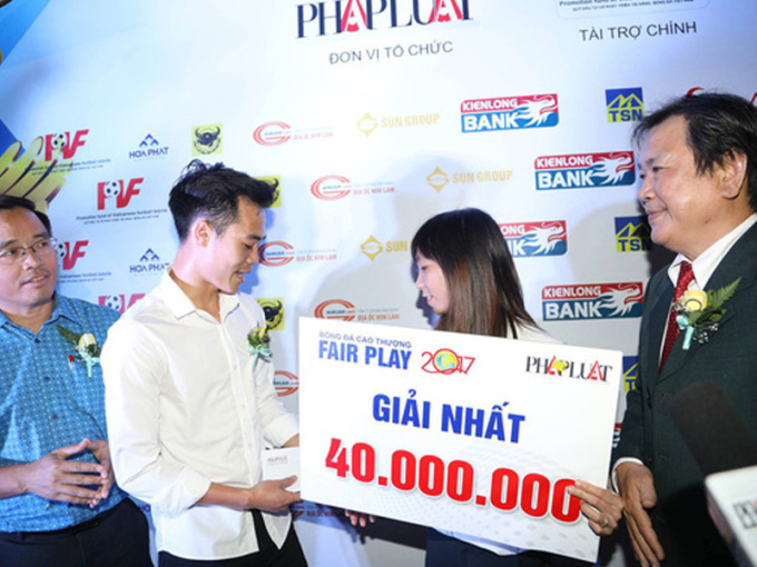 Nhận cúp Fair Play, Văn Toàn tặng hết tiền thưởng cho người hạng 3