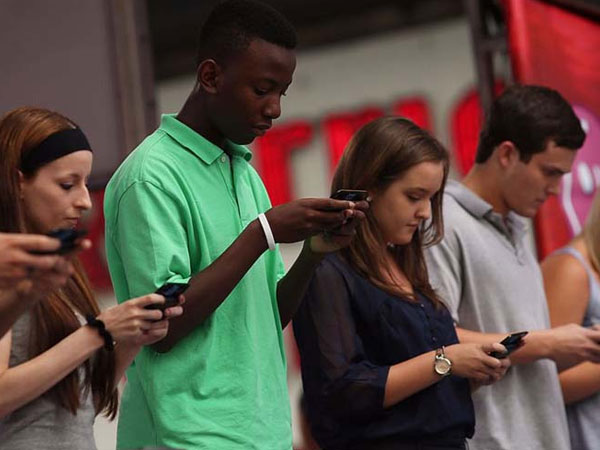 NÓNG: Khoa học chứng minh dùng nhiều smartphone khiến não lười hoạt động
