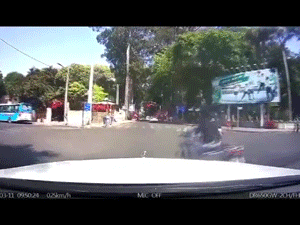 Video: 'Nữ Ninja' luồn xe máy qua ôtô 50 chỗ rồi tạt đầu Mercedes