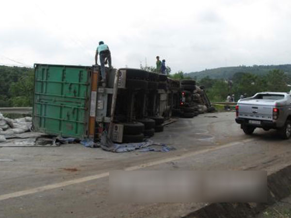 Xe container lật ngang đường, quốc lộ ở Lào Cai ùn tắc nhiều giờ