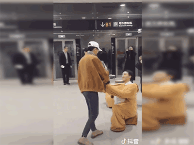 Anh chàng cầm hoa, mặc đồ thú bông đến sân bay đón bạn trai khiến mọi cô gái phát hờn