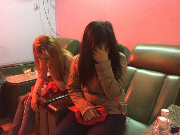 Bắt quả tang 2 cô gái đang kích dục cho khách khi tiến hành kiểm tra tiệm massage vùng ven Sài Gòn