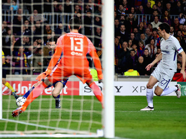 Bị Messi 'xỏ háng' hai lần, Courtois thành trò cười của dân mạng