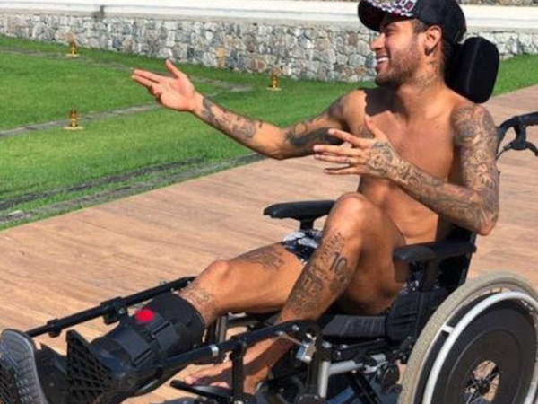 Neymar nhận bão chỉ trích với bức ảnh đóng giả Stephen Hawking