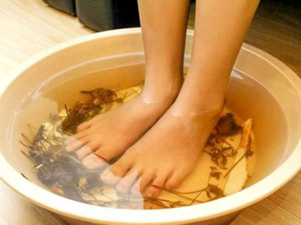 Ngâm chân trong nước ấm 30 phút mỗi ngày chữa được nhiều bệnh