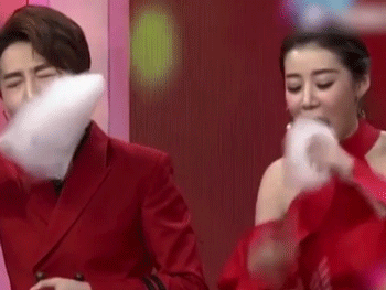 Nữ MC gây sốt với màn thi ăn kẹo bông trong 'một nốt nhạc'