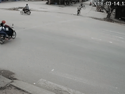 Phóng nhanh qua ngã tư, 2 người đi xe máy bị taxi hất lên nắp capo