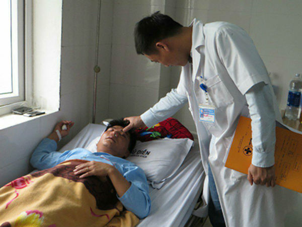 Thầy giáo bị đánh dập sống mũi vì tát học sinh