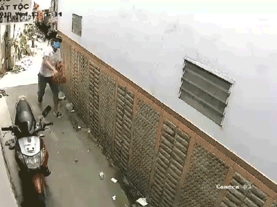 Video: Căn nhà ở Sài Gòn liên tục bị đập phá, tạt sơn