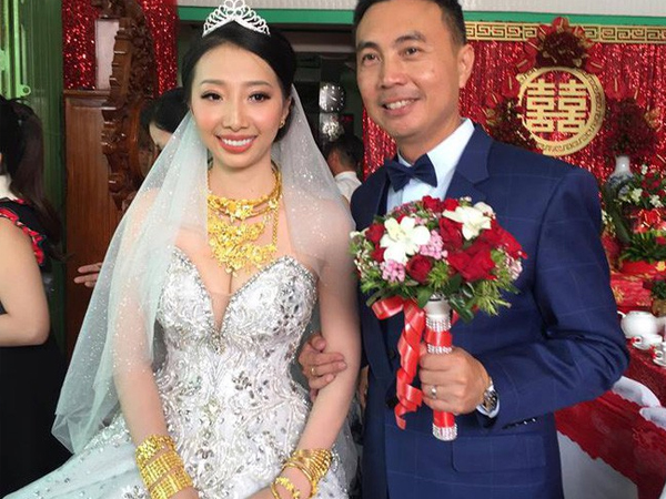 Xuất hiện 'đám cưới 100 cây vàng' đình đám đến mức cô dâu trĩu cổ, chật kín hai tay vì vàng ở Cà Mau khiến MXH xôn xao