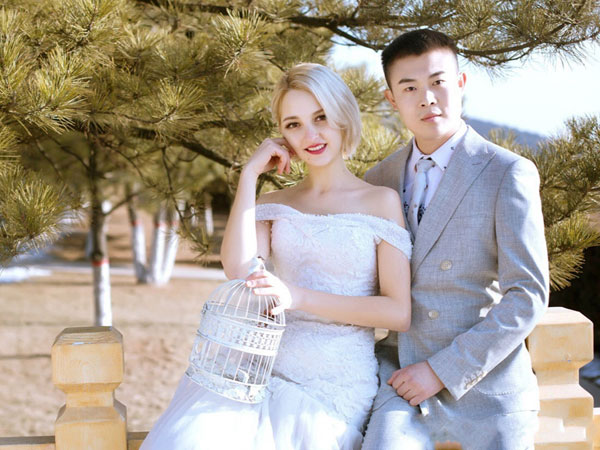 Dân mạng Trung Quốc ghen tỵ với anh chàng cưới vợ Tây 'vừa đẹp vừa rẻ'