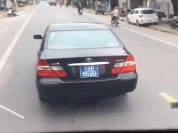 Đánh võng và chèn ép xe khách, lái xe Ban Tổ chức Tỉnh ủy Nam Định bị phạt nguội