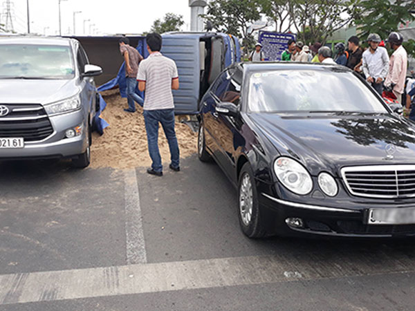 Đụng đuôi ôtô Mercedes ở Sài Gòn, xe tải lật ngang