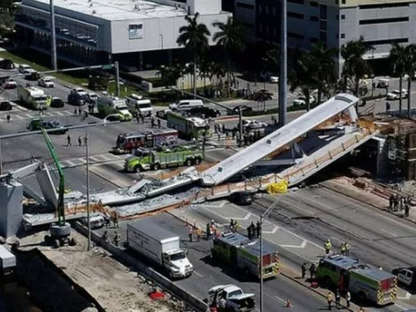 Hiện trường vụ sập cầu bộ hành ở Florida làm 10 người chết