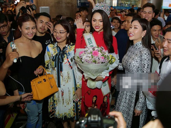 Hương Giang diện Áo dài đỏ rực rỡ, được truyền thông và người hâm mộ vây kín tại sân bay
