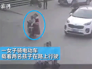 Khoảnh khắc kinh hoàng: Mẹ bất cẩn làm rơi con xuống đường khiến con bị ô tô cán qua người