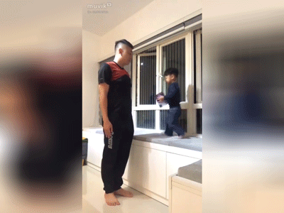 Thanh niên bố được trao cúp bình sữa vì những đóng góp lớn trong công cuộc nuôi dạy các con
