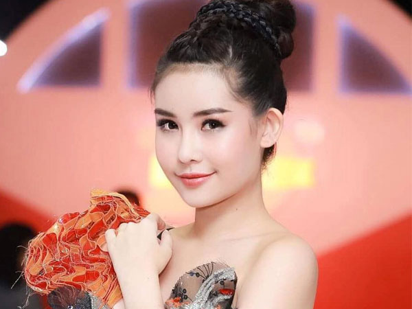 Trăm bức ảnh như một, Lê Âu Ngân Anh bị chê có biểu cảm bất biến