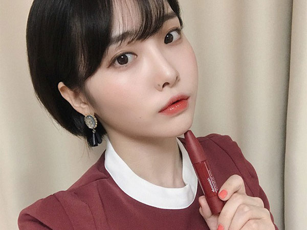 Trong khi con gái Việt mê mẩn 3CE thì con gái Hàn lại đang đắm chìm với cây son kem 'bóp để tô' hay ho với toàn màu siêu đẹp này