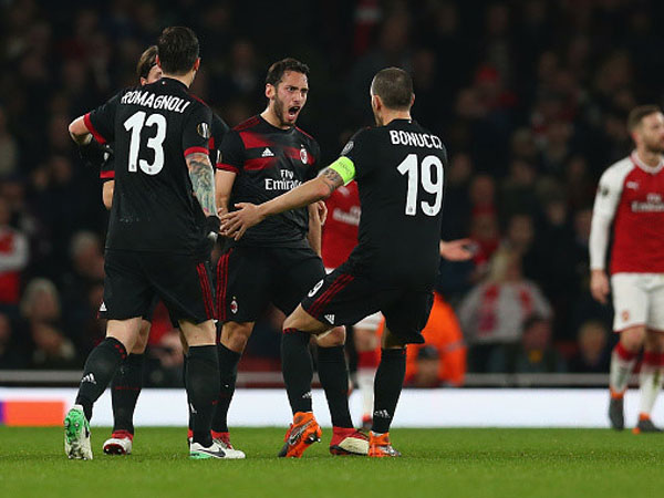 Welbeck lập cú đúp đưa Arsenal vào tứ kết Europa League