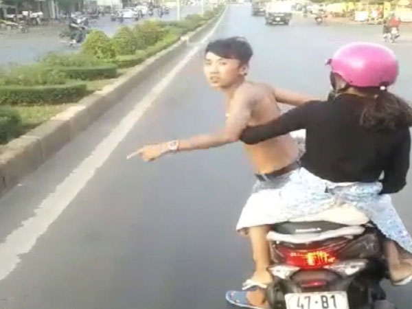 Bực xe khách bấm còi, nam thanh niên khiêu khích trước đầu xe