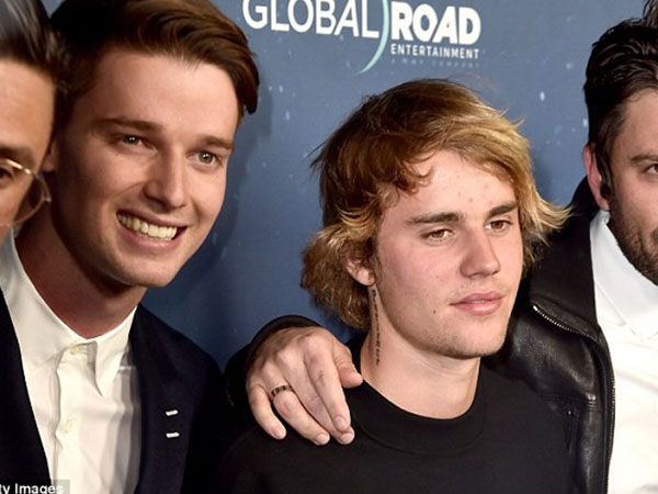 Chia tay Selena, Justin Bieber vừa buồn vừa kém sắc, lộ chiều cao khiêm tốn bên dàn sao nam