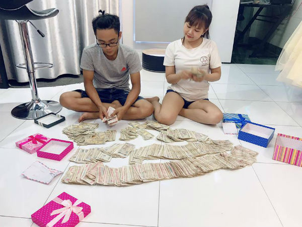 Cô dâu chú rể được hội bạn thân mừng cưới 100% bằng tiền lẻ 1k, 2k, đêm tân hôm đếm rụng tay mà không hết