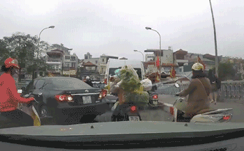 Hà Nội: Nữ tài xế quát người tham gia giao thông khi quay xe trên cầu bị tước bằng 2 tháng