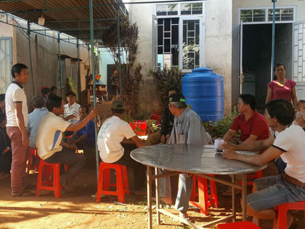 Hai cô gái bị nước cuốn khi ra giữa sông hái rau
