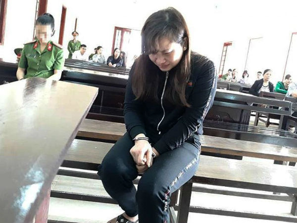 Nữ bị cáo 27 tuổi khóc ngất khi nghe tòa tuyên 13 năm tù vì tội giết người