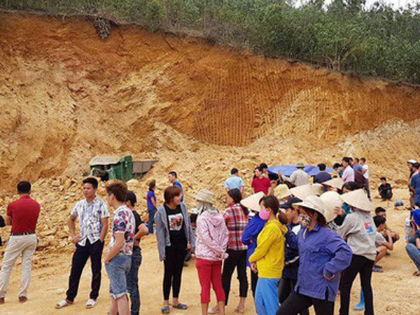 Sập mỏ đất đang khai thác, tài xế bị vùi lấp
