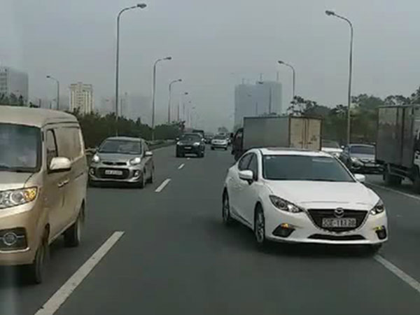 Tài xế Việt phát hoảng vì cả trăm ôtô đi ngược trên đại lộ