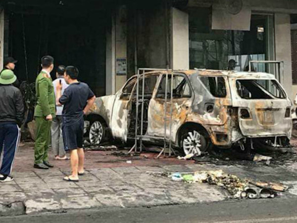 Tạm giữ nghi phạm đổ xăng đốt ô tô của chủ nợ để trả thù cho vợ