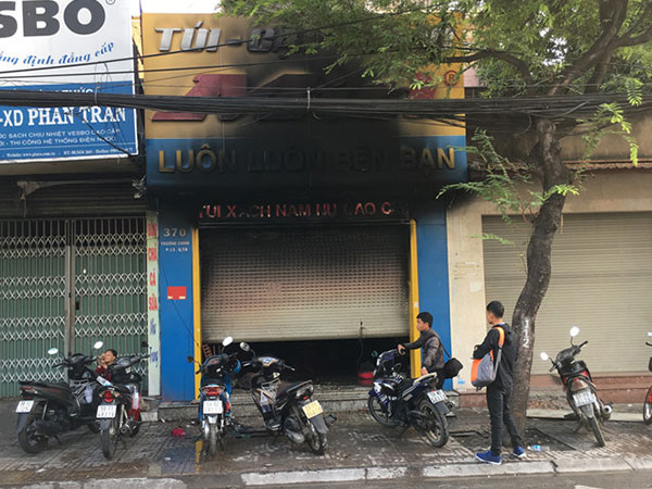 Ba người kêu cứu trong tiệm túi xách bốc cháy ngùn ngụt ở Sài Gòn