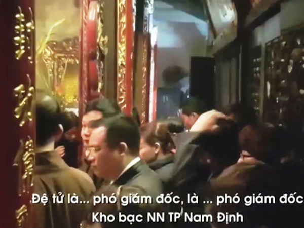 Cách chức giám đốc Kho bạc Nhà nước đi lễ đền Trần trong giờ hành chính